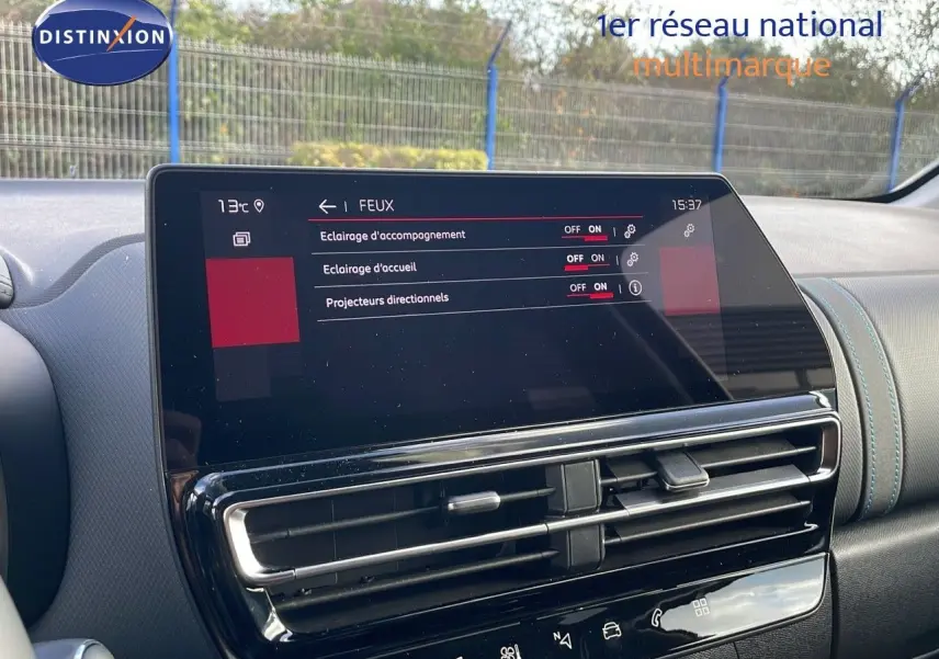 Vue rapprochée de l’écran tactile central et de la console du Citroën C5 Aircross bleu Eclipse Metal 2025.