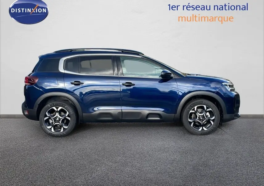 Profil droit du SUV Citroën C5 Aircross bleu Eclipse Metal avec jantes alliage et protections noires sur bas de caisse.