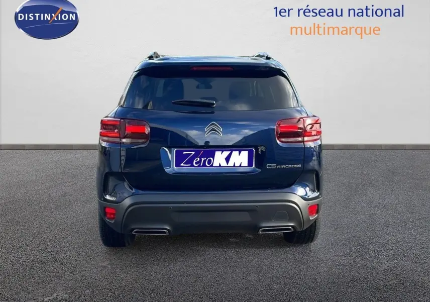 Vue arrière d'un Citroën C5 Aircross bleu Eclipse Metal 2025 avec feux LED et double sortie d'échappement intégrée.