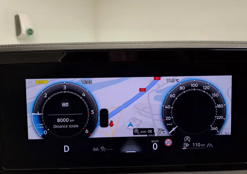 Affichage numérique du tableau de bord du Volkswagen Tiguan 2025, avec navigation et compte-tours à 8000 km.