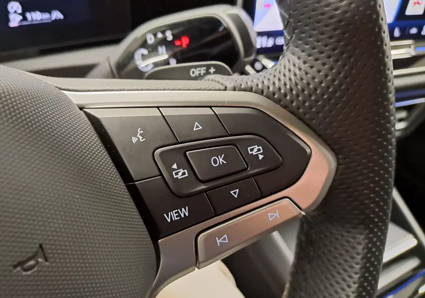 Gros plan sur les commandes multifonctions à droite du volant perforé du Volkswagen Tiguan 2.0 TDI 150 DSG7 R-Line.