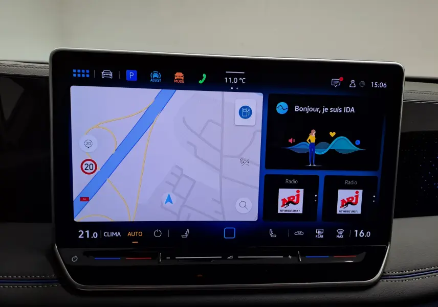 Écran tactile central du Volkswagen Tiguan 2025 affichant la navigation et l'assistant vocal IDA.