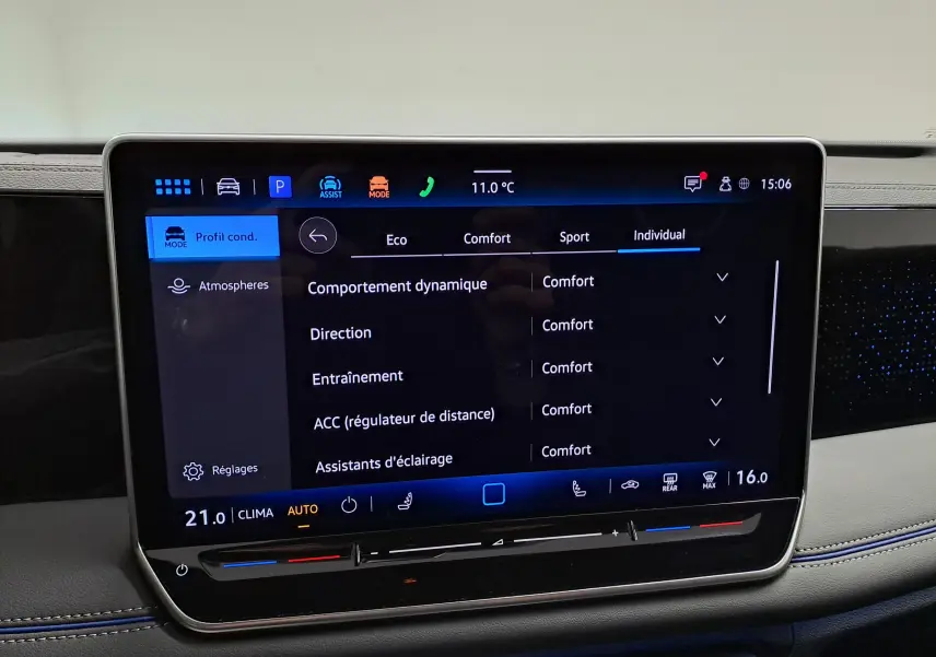 Écran tactile central du Volkswagen Tiguan 2025 affichant les réglages de conduite en mode individuel.