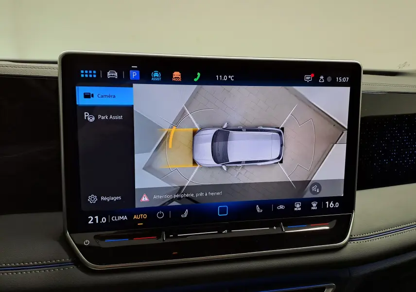Vue de dessus de l'écran tactile intérieur affichant la caméra périmétrique du Volkswagen Tiguan 2.0 TDI argent Dolomite.