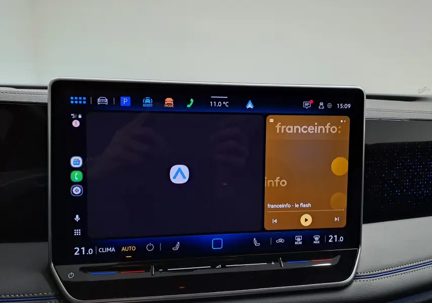 Écran tactile central du Volkswagen Tiguan 2025 affichant l'interface multimédia avec commandes climatisation.