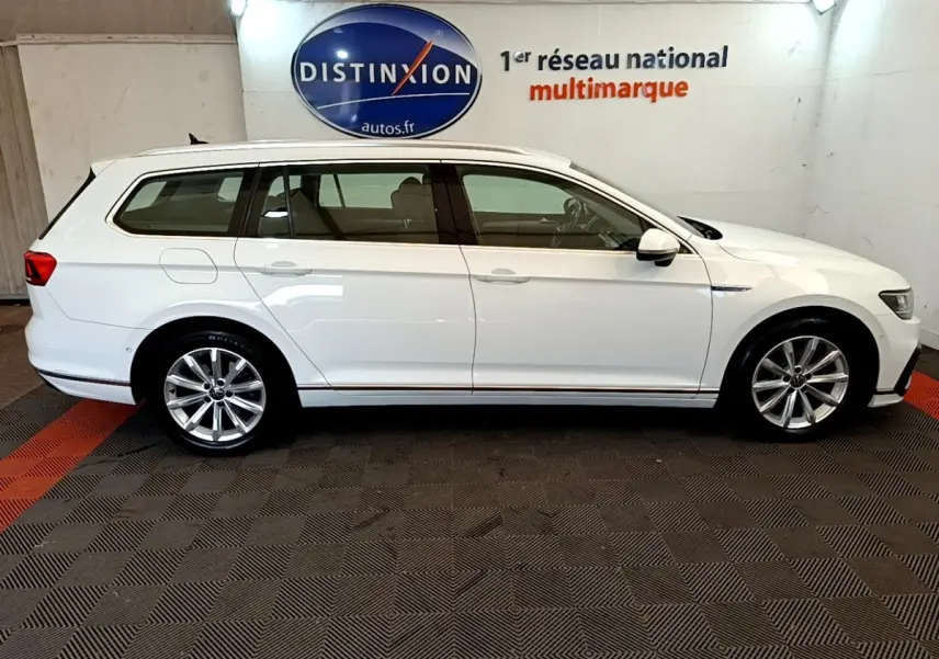 Volkswagen Passat 1.4 TSI hybride blanche vue de profil côté droit, break avec jantes alliage et toit ouvrant.