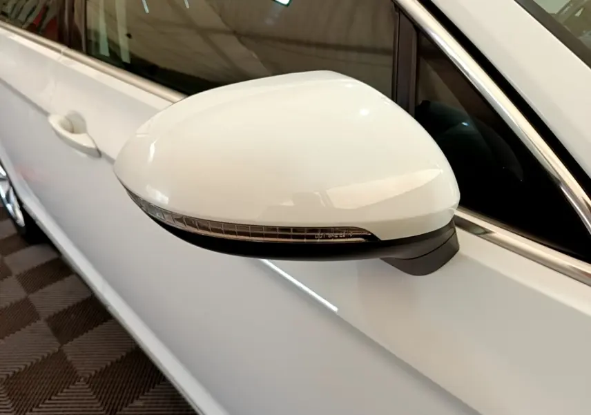 Rétroviseur droit blanc de Volkswagen Passat hybride 2021, vue rapprochée sur la portière et la vitre teintée.