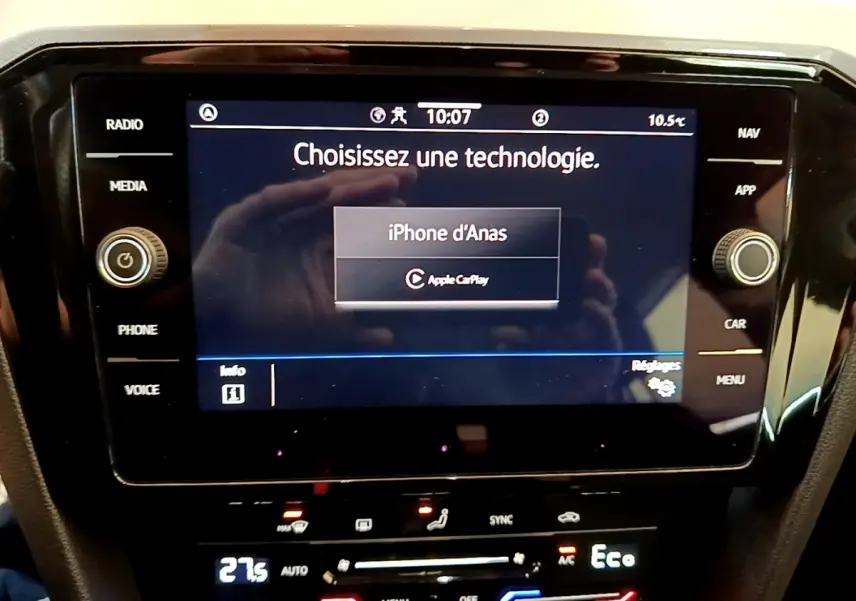 Écran tactile central de la Volkswagen Passat hybride blanche, affichant la connexion Apple CarPlay.