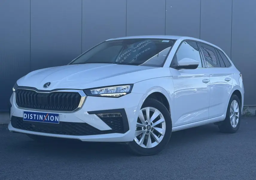 Skoda Scala TSI 116 blanc glacier vue 3/4 avant droit, calandre noire et jantes alliage 16 pouces.