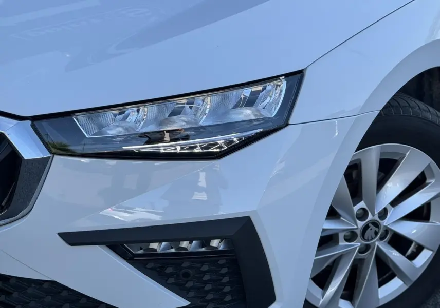 Gros plan sur l'avant droit blanc glacier de la Skoda Scala TSI 116 avec phares Full LED et jante alliage 16 pouces.