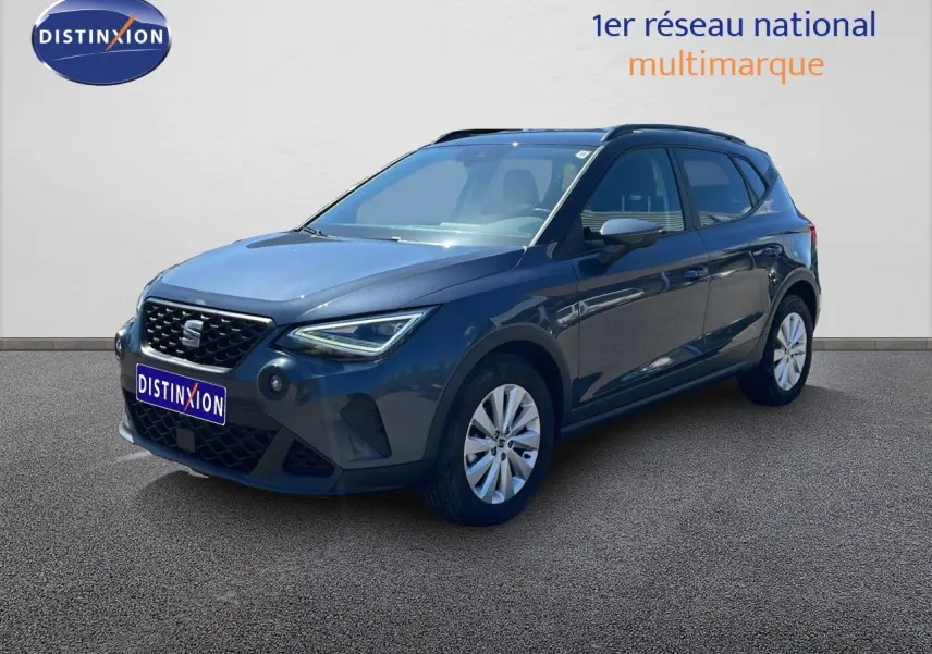 SEAT Arona 2025 gris Magnetic Metal avec toit noir, vue 3/4 avant droit mettant en valeur ses lignes modernes.