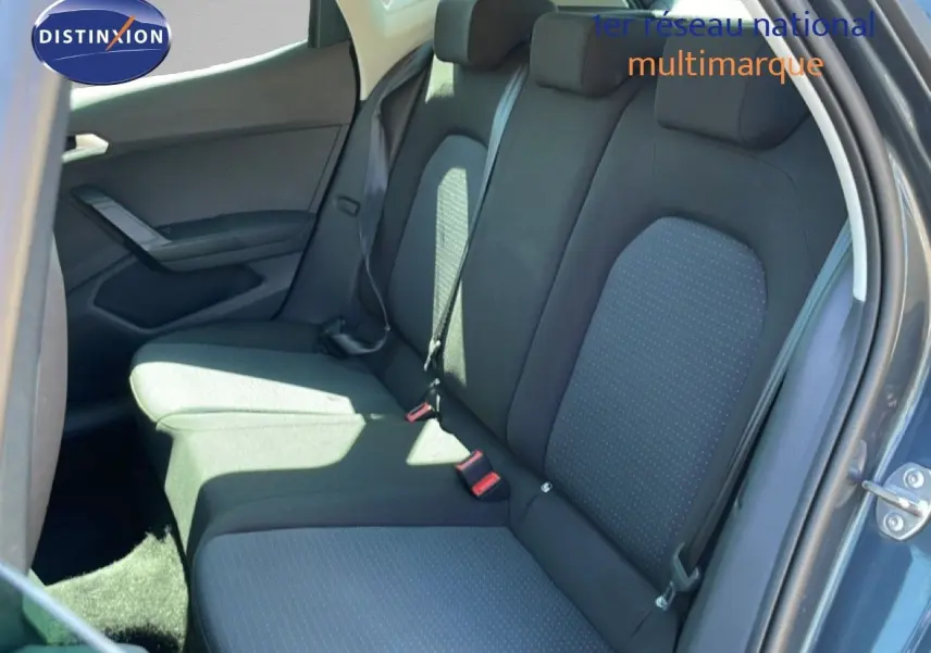 Vue intérieure côté droit montrant la banquette arrière en tissu gris foncé du SEAT Arona 2025.