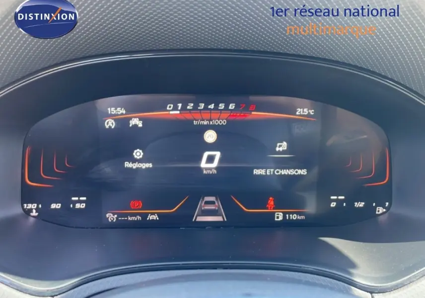 Tableau de bord numérique du SEAT Arona 2025 affichant la vitesse, régime moteur et alertes, vue de face en intérieur.