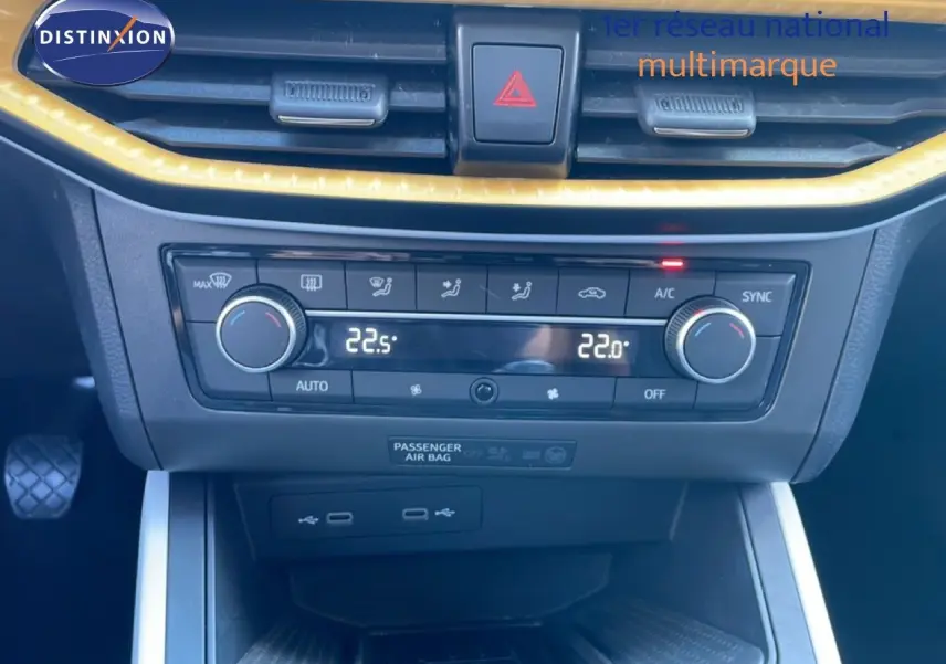 Vue intérieure centrée sur la console de climatisation du SEAT Arona gris magnetic avec toit noir, édition 2025.