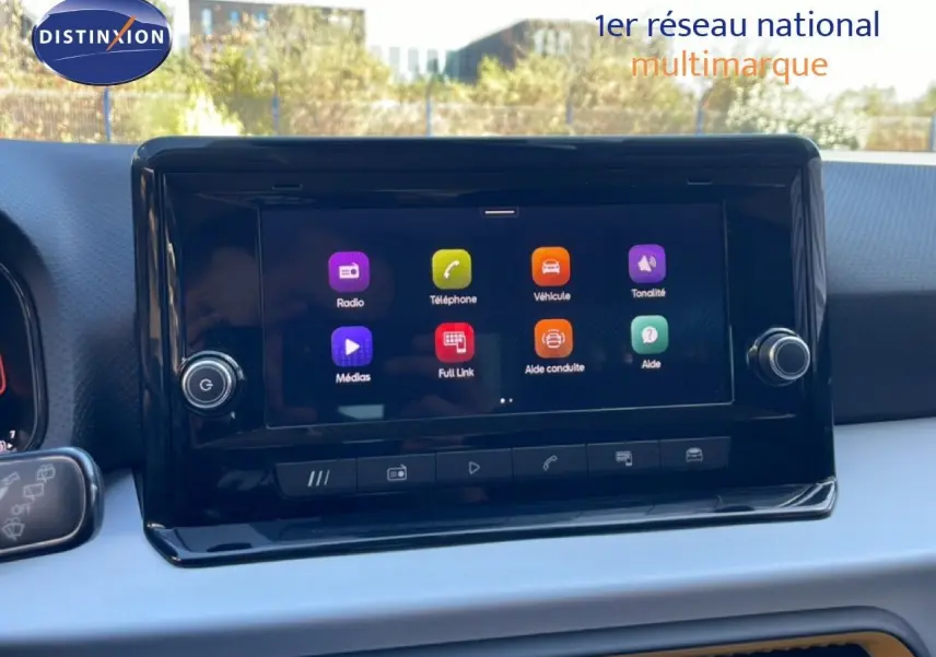 Écran tactile central du tableau de bord du SEAT Arona 2025, affichant les options multimédia et aide à la conduite.