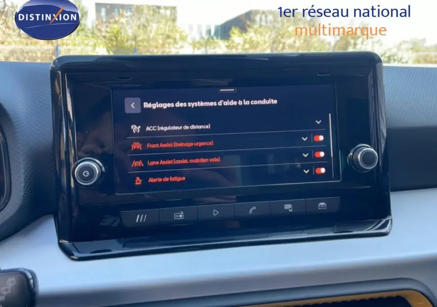 Écran tactile central du tableau de bord du SEAT Arona 2025, affichant les réglages d’aide à la conduite.