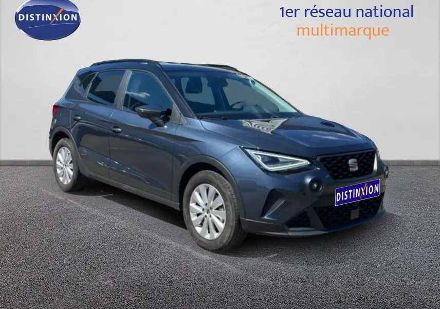 SEAT Arona 2025 gris Magnetic Metal avec toit noir, vue 3/4 avant droit mettant en valeur ses lignes modernes.