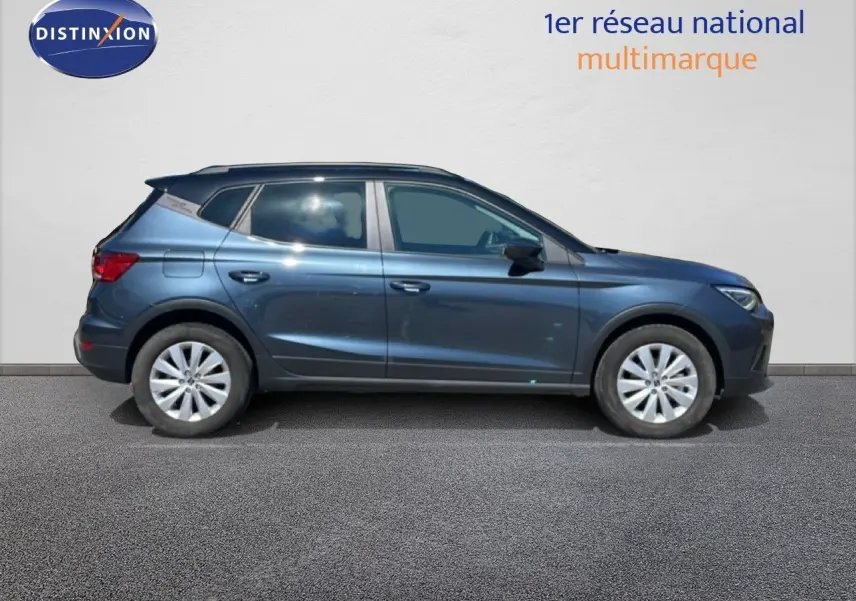 Vue de profil côté gauche d'un SEAT Arona gris Magnetic Metal avec toit noir, version Style Special Edition 2025.