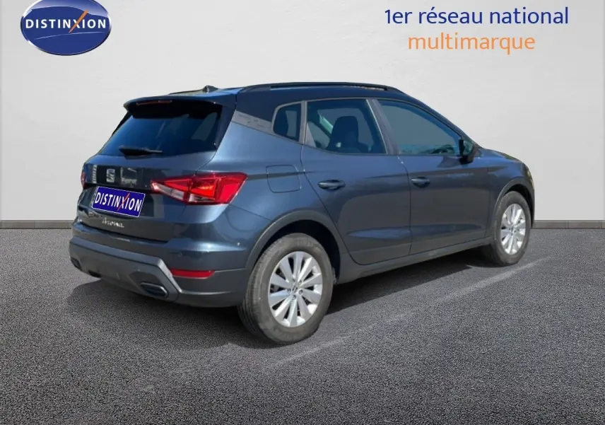 SEAT Arona gris Magnetic Metal vue 3/4 arrière droit avec toit noir et jantes alliage.