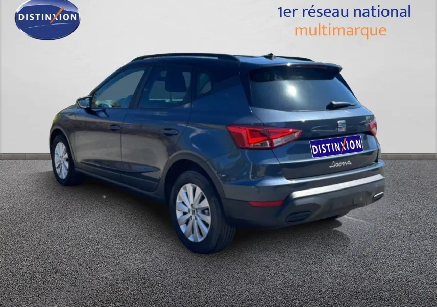 SEAT Arona gris Magnetic Metal avec toit noir, vue 3/4 arrière droit mettant en valeur ses feux arrière LED.