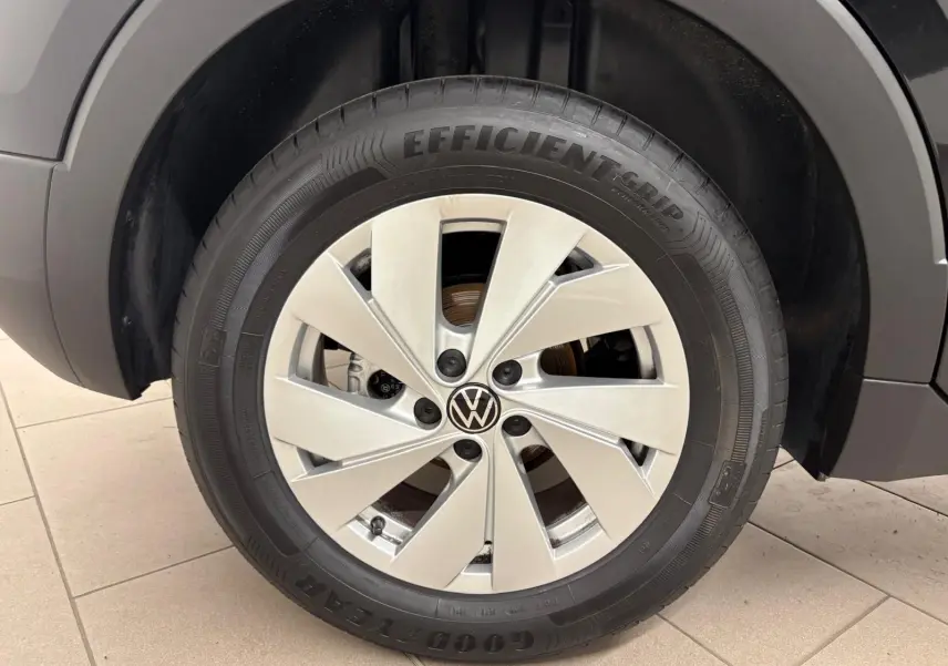 Gros plan sur la roue avant droite du Volkswagen T-Cross noir intense 2024 avec jante alliage et pneu Goodyear.