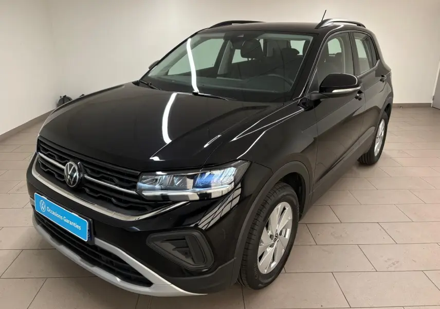 Volkswagen T-Cross noir intense vu en 3/4 avant droit, avec calandre chromée et jantes argentées.