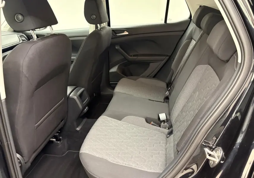 Vue intérieure côté droit des sièges arrière gris et noirs du Volkswagen T-Cross 2024 noir intense.