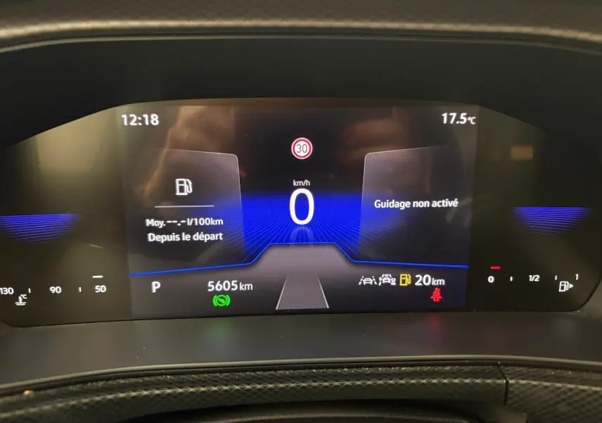 Affichage numérique du tableau de bord du Volkswagen T-cross 2024, montrant la vitesse à 0 km/h et l'autonomie restante de 20 km.