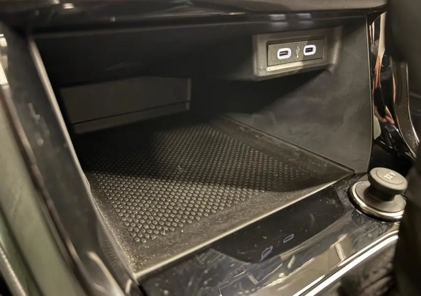 Espace de rangement avant avec prise USB double et prise 12V dans l'habitacle du Volkswagen T-Cross 2024 noir intense.