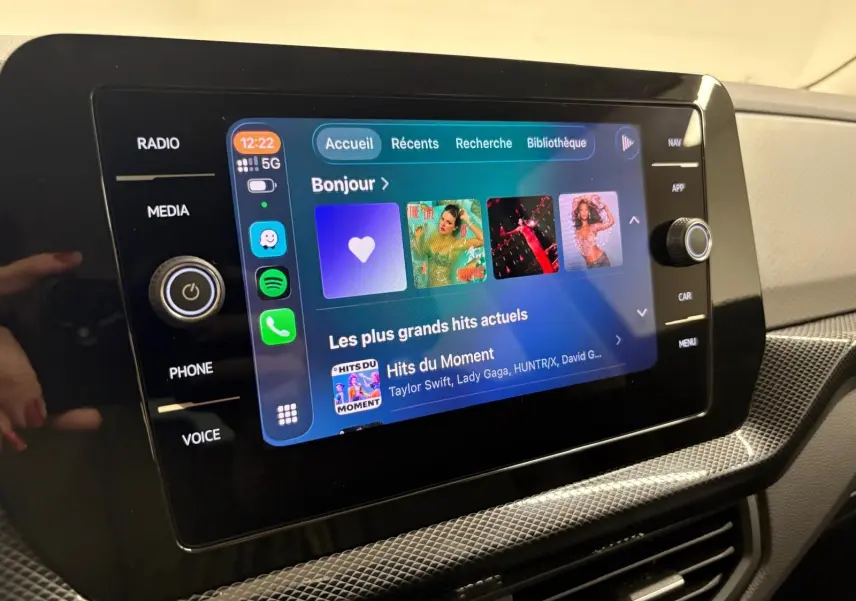 Écran tactile central du Volkswagen T-Cross 2024 affichant l'interface multimédia avec navigation et applications connectées.