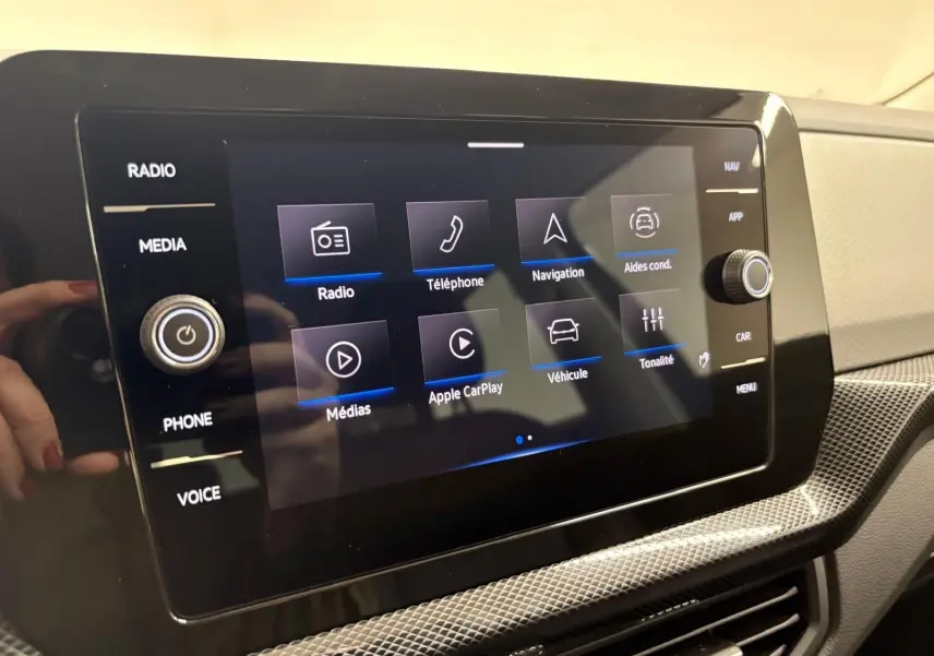 Écran tactile central du Volkswagen T-cross 2024 affichant les options radio, navigation et Apple CarPlay.