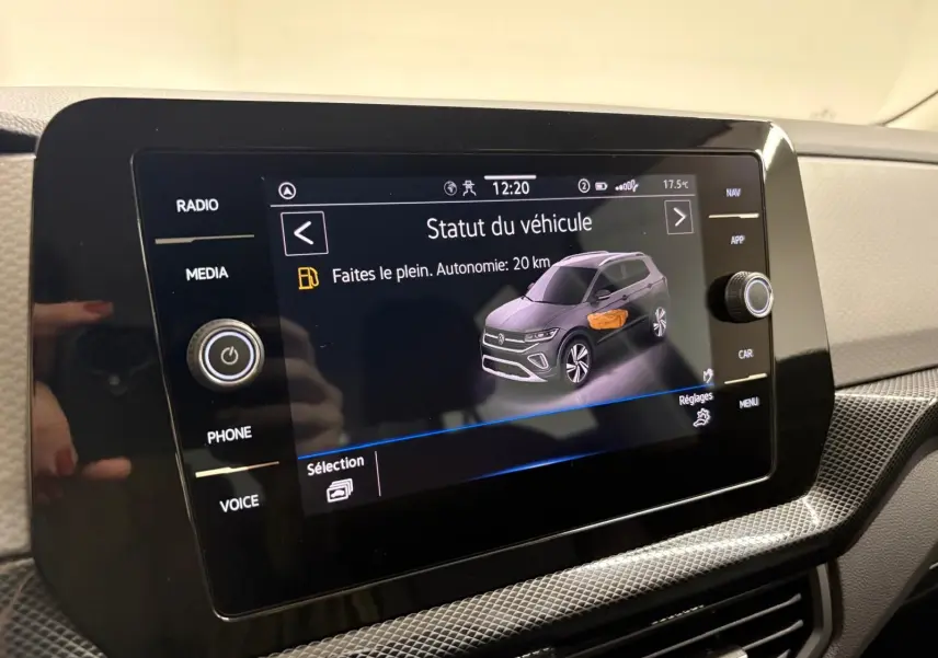 Écran tactile du tableau de bord du Volkswagen T-Cross 2024 affichant le statut du véhicule et l'autonomie restante.