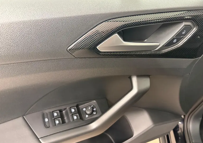 Poignée de porte côté gauche du Volkswagen T-Cross noir intense 2024 avec commandes de vitres et verrouillage.