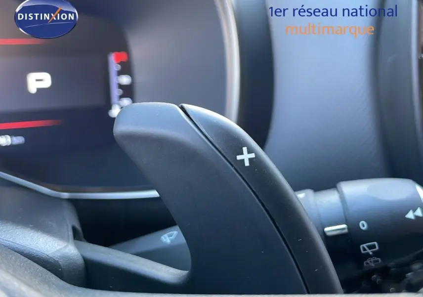 Gros plan sur la palette de changement de vitesse + au volant du Citroën C5 Aircross noir Perla Metal, intérieur moderne.