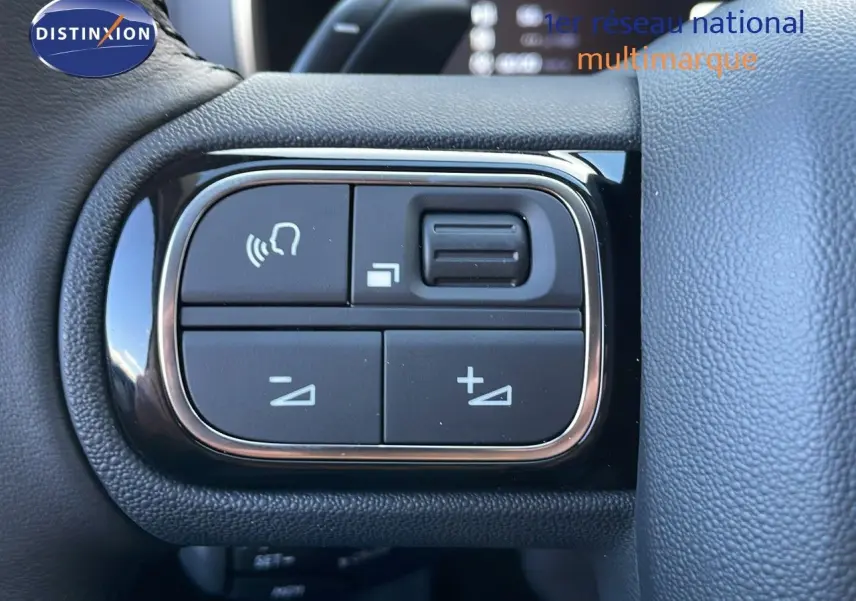Gros plan sur les commandes de volume et téléphone au volant du Citroën C5 Aircross noir Perla Metal 2025.
