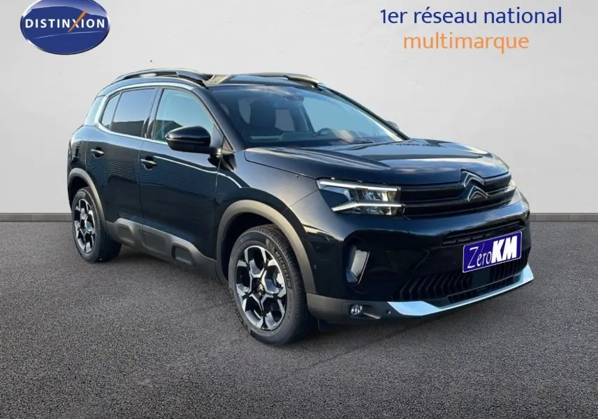 Citroën C5 Aircross noir perla metal en 3/4 avant droit, mettant en valeur ses jantes et son design moderne.