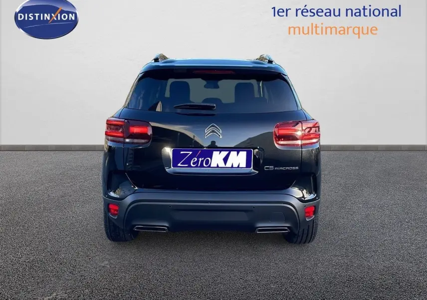 Vue arrière du Citroën C5 Aircross noir Perla Metal 2025 avec feux LED et logo distinctif sur fond neutre.