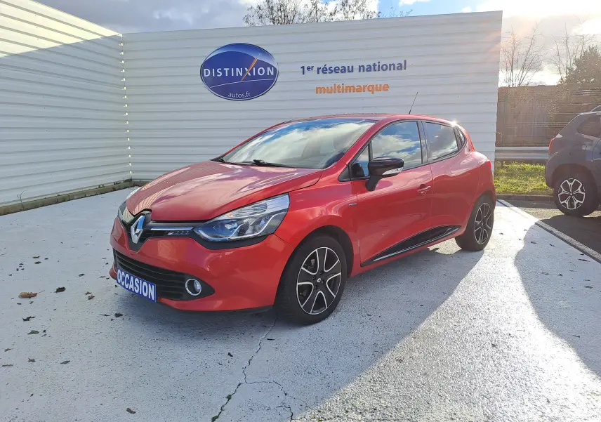Renault Clio IV rouge vue 3/4 avant droit, avec jantes alliage et badge "OCCASION" sur le pare-chocs.