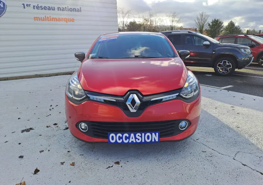 Vue avant d'une Renault Clio IV rouge de 2014 avec plaque "OCCASION" sur un parking extérieur.