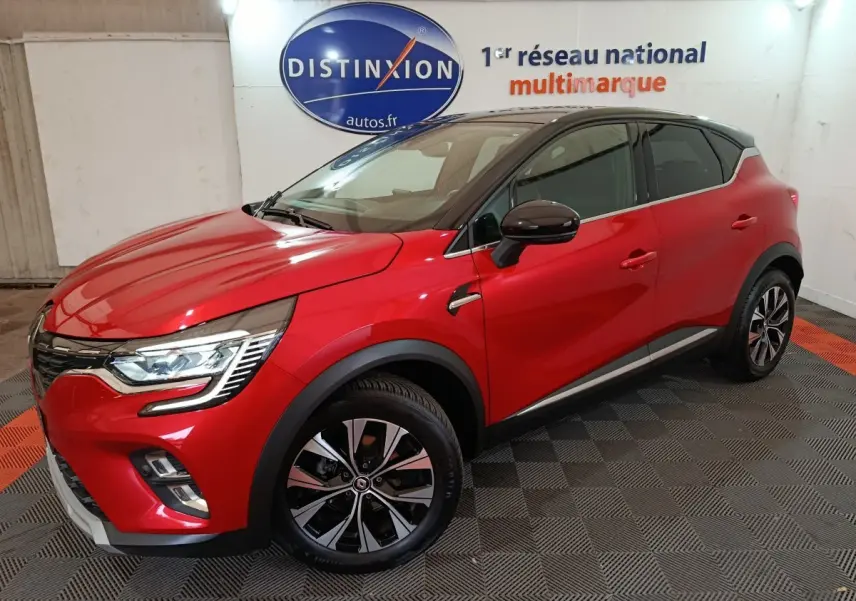 Renault Captur Techno TCe 90 rouge, vue 3/4 avant droit, toit noir et jantes alliage bicolores.