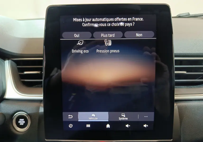 Écran tactile central du tableau de bord du Renault Captur Techno TCe 90 2024 avec bouton démarrage visible à gauche.