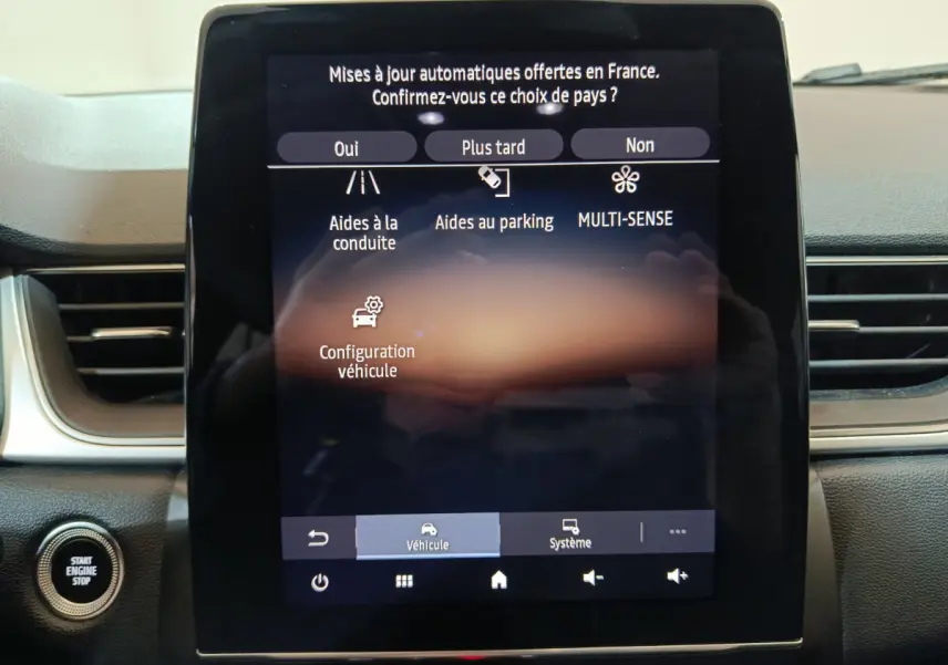 Écran tactile central du tableau de bord du Renault Captur 2024 affichant les options d’aide à la conduite.