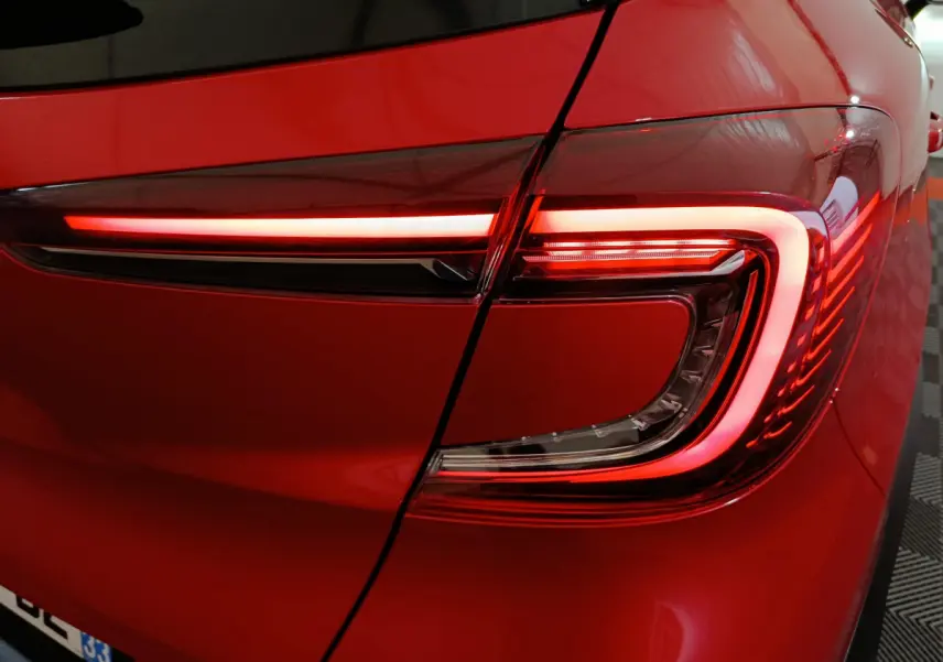 Gros plan sur le feu arrière droit rouge allumé du Renault Captur 2024, soulignant son design lumineux moderne.
