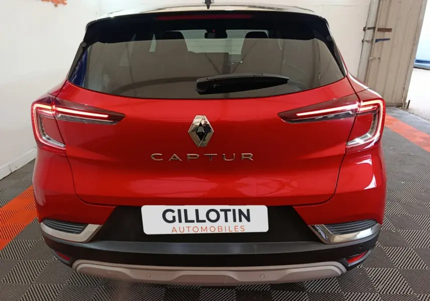 Vue arrière du Renault Captur rouge 2024 avec feux LED distinctifs et logo chromé bien visible.