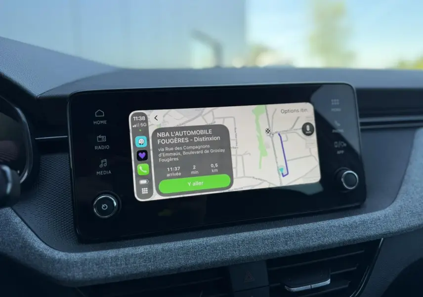Écran tactile 8,25'' du tableau de bord de la Skoda Scala blanc glacier affichant un GPS en navigation.
