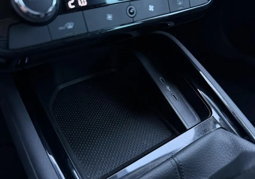 Gros plan sur la console centrale noire de la Skoda Scala TSI 116, montrant les ports USB-C et le rangement antidérapant.