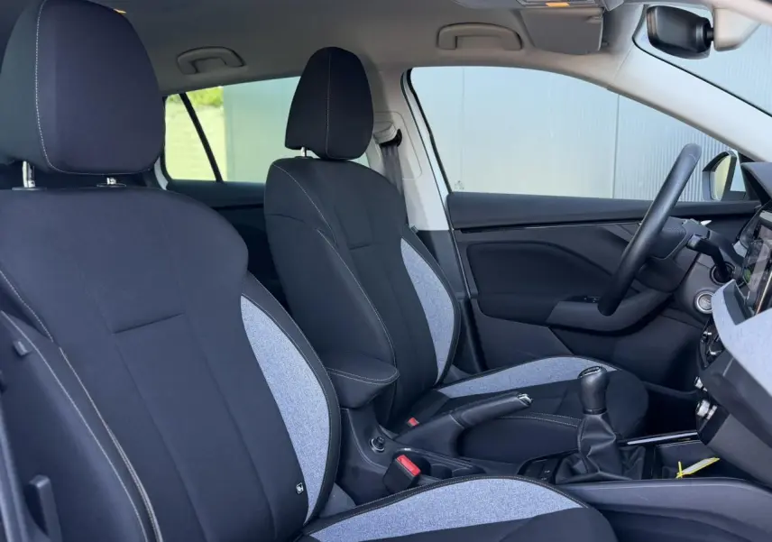 Vue intérieure côté droit des sièges avant en tissu noir et gris de la Skoda Scala TSI 116 Sélection 2025.