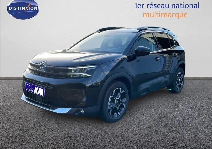 Citroën C5 Aircross noir perla metal en 3/4 avant droit, avec jantes bi-ton et toit ouvrant visible.