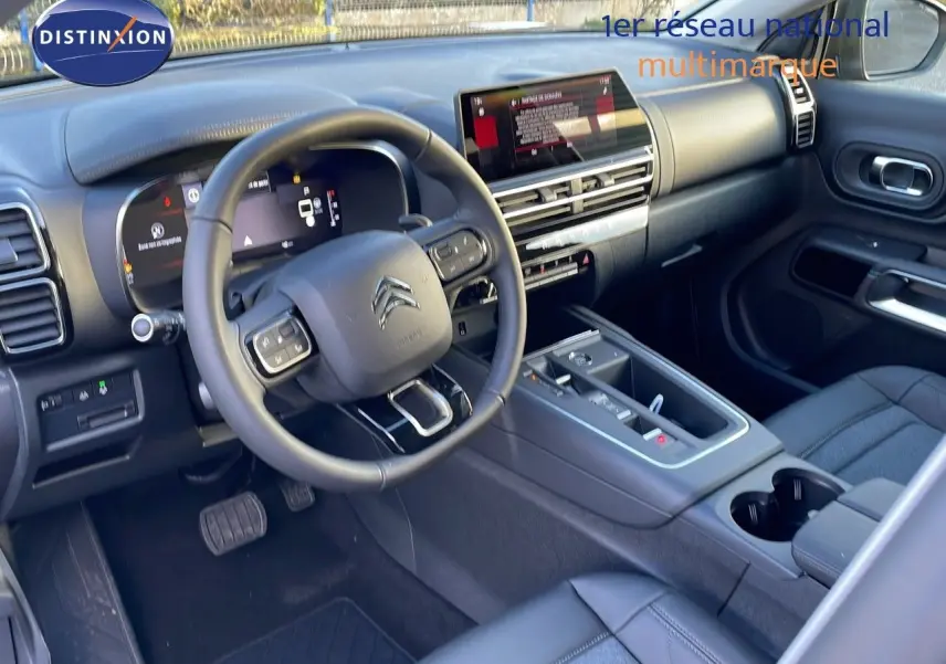 Vue intérieure côté conducteur du Citroën C5 Aircross noir Perla Metal 2025, avec tableau de bord numérique et console centrale moderne.