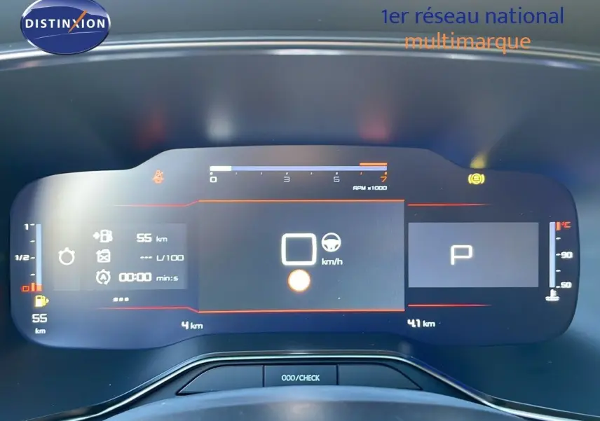 Tableau de bord numérique de Citroën C5 Aircross 2025, affichage digital avec compte-tours et indicateurs divers.